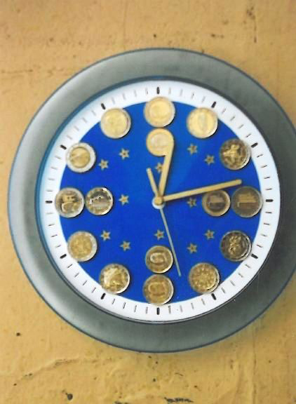 Eines der Siegerfotos: Eine Wanduhr, deren Zifferblatt mit Euromünzen belegt ist