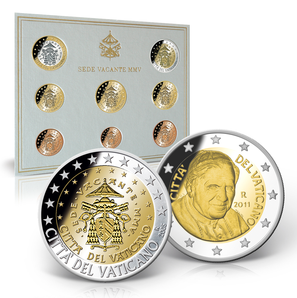 Links die 2-Euro-Münze des 2005er Sedisvakanz-Münzsatzes mit dem Sedisvakanz-Wappen, rechts eine reguläre 2-Euro-Münze mit dem Portrait Benedikts XVI.